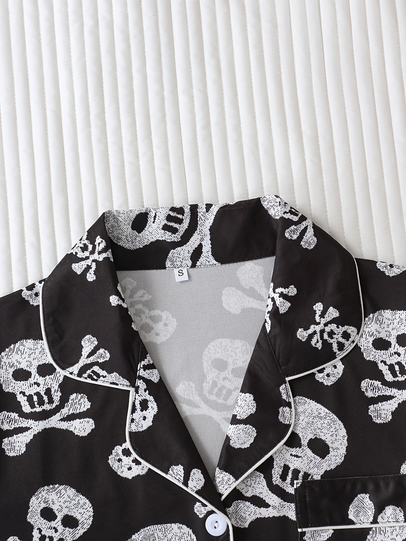 Two-Piece Skull Head Halloween Cartoon Pattern Women'S Pajamas, Turn- Collar Button Short Sleeve and Loose Comfortable Shorts, Elegant Women'S Pajama Set