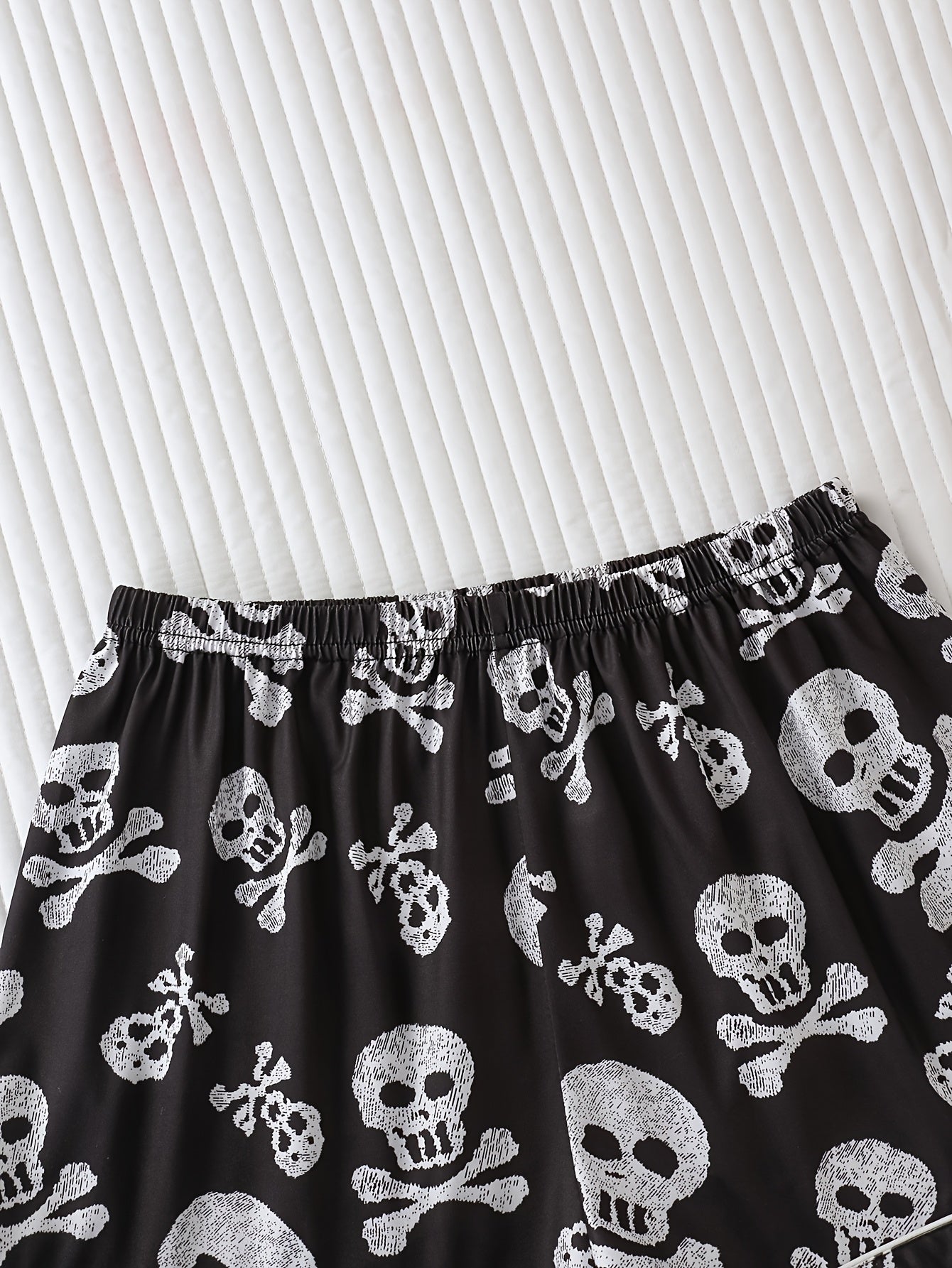 Two-Piece Skull Head Halloween Cartoon Pattern Women'S Pajamas, Turn- Collar Button Short Sleeve and Loose Comfortable Shorts, Elegant Women'S Pajama Set