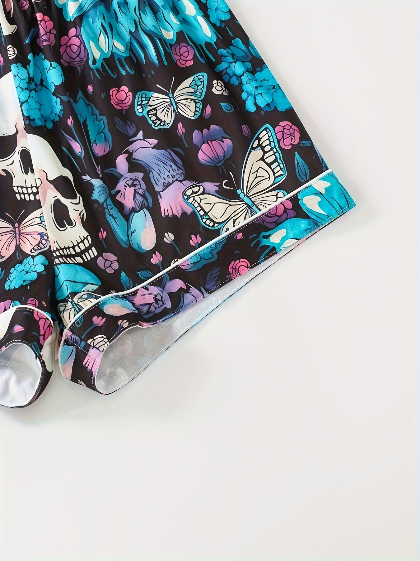A Set of Women'S Pajamas Featuring a Halloween-Themed Print with Butterflies And Skulls, Including a Collared Short-Sleeve Top And Comfortable Elastic Shorts, an Elegant Pajama Set.