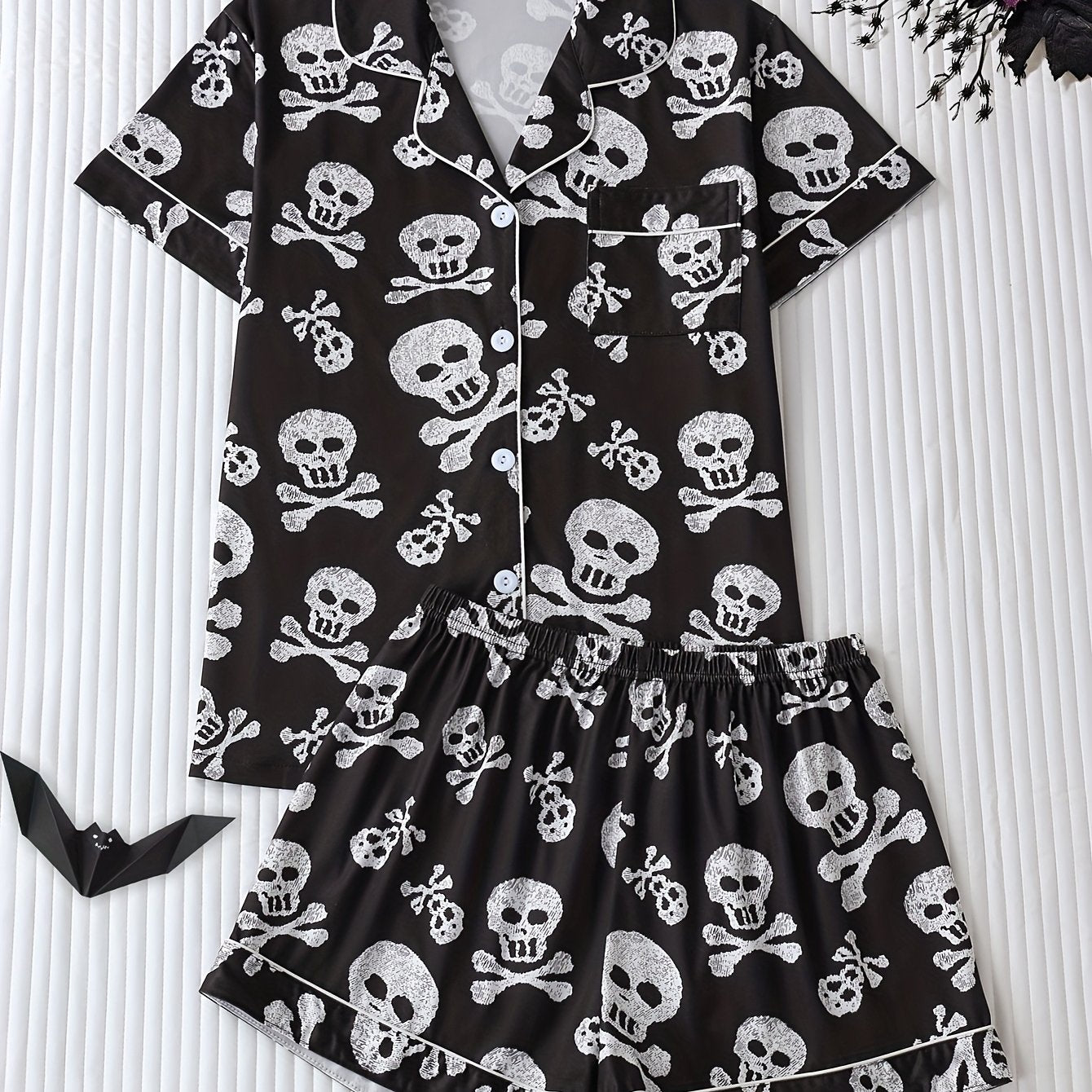 Two-Piece Skull Head Halloween Cartoon Pattern Women'S Pajamas, Turn- Collar Button Short Sleeve and Loose Comfortable Shorts, Elegant Women'S Pajama Set