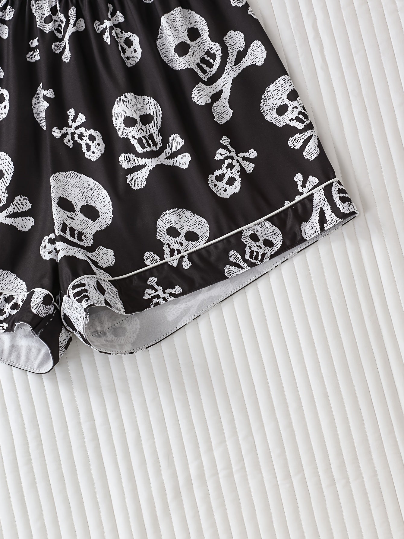 Two-Piece Skull Head Halloween Cartoon Pattern Women'S Pajamas, Turn- Collar Button Short Sleeve and Loose Comfortable Shorts, Elegant Women'S Pajama Set