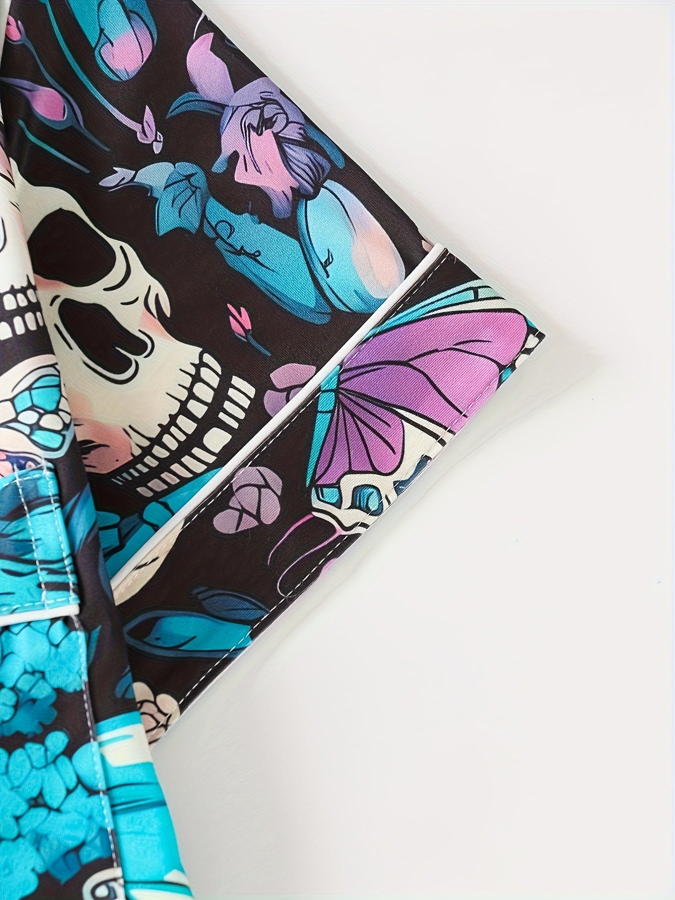 A Set of Women'S Pajamas Featuring a Halloween-Themed Print with Butterflies And Skulls, Including a Collared Short-Sleeve Top And Comfortable Elastic Shorts, an Elegant Pajama Set.