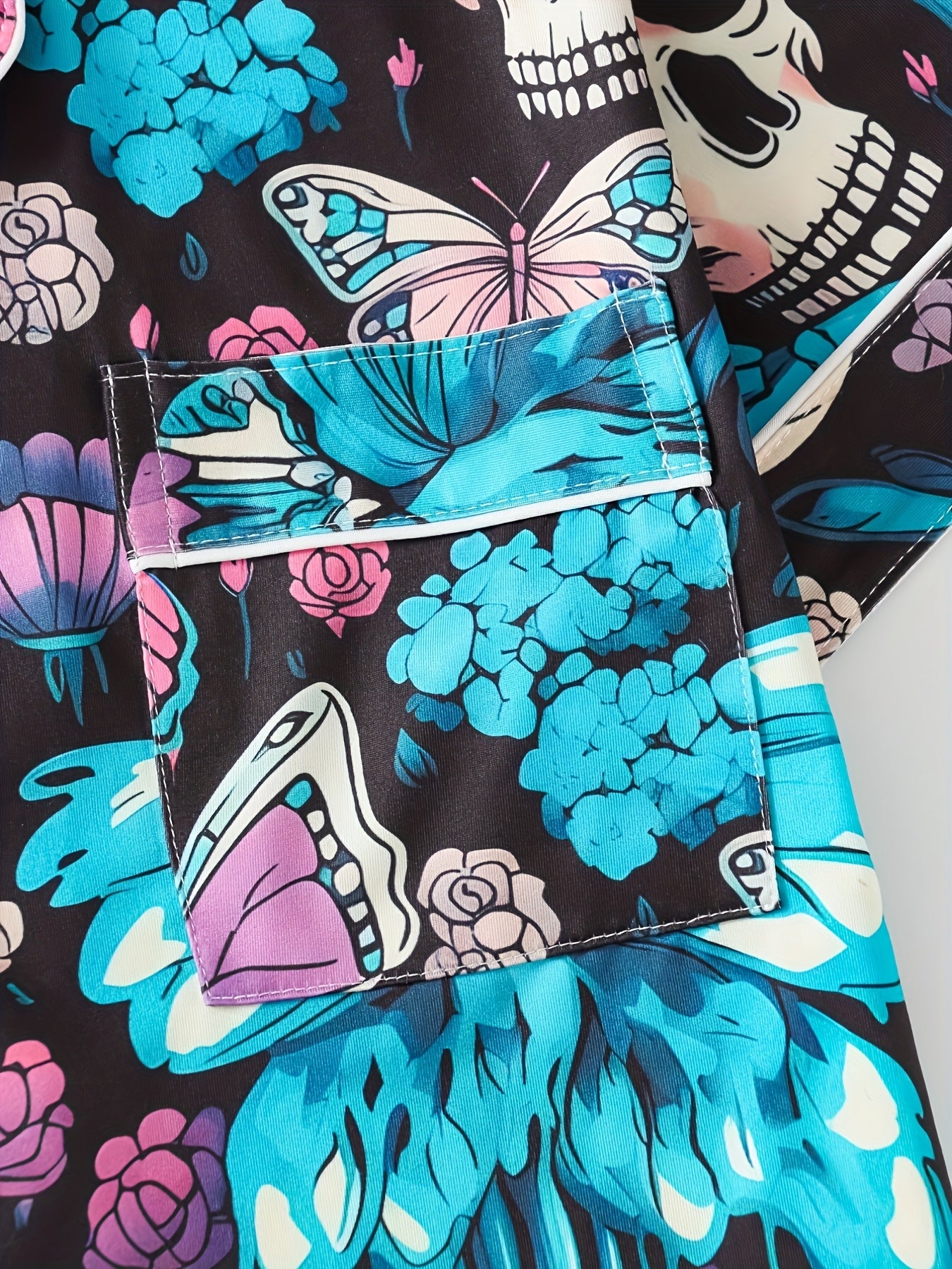 A Set of Women'S Pajamas Featuring a Halloween-Themed Print with Butterflies And Skulls, Including a Collared Short-Sleeve Top And Comfortable Elastic Shorts, an Elegant Pajama Set.