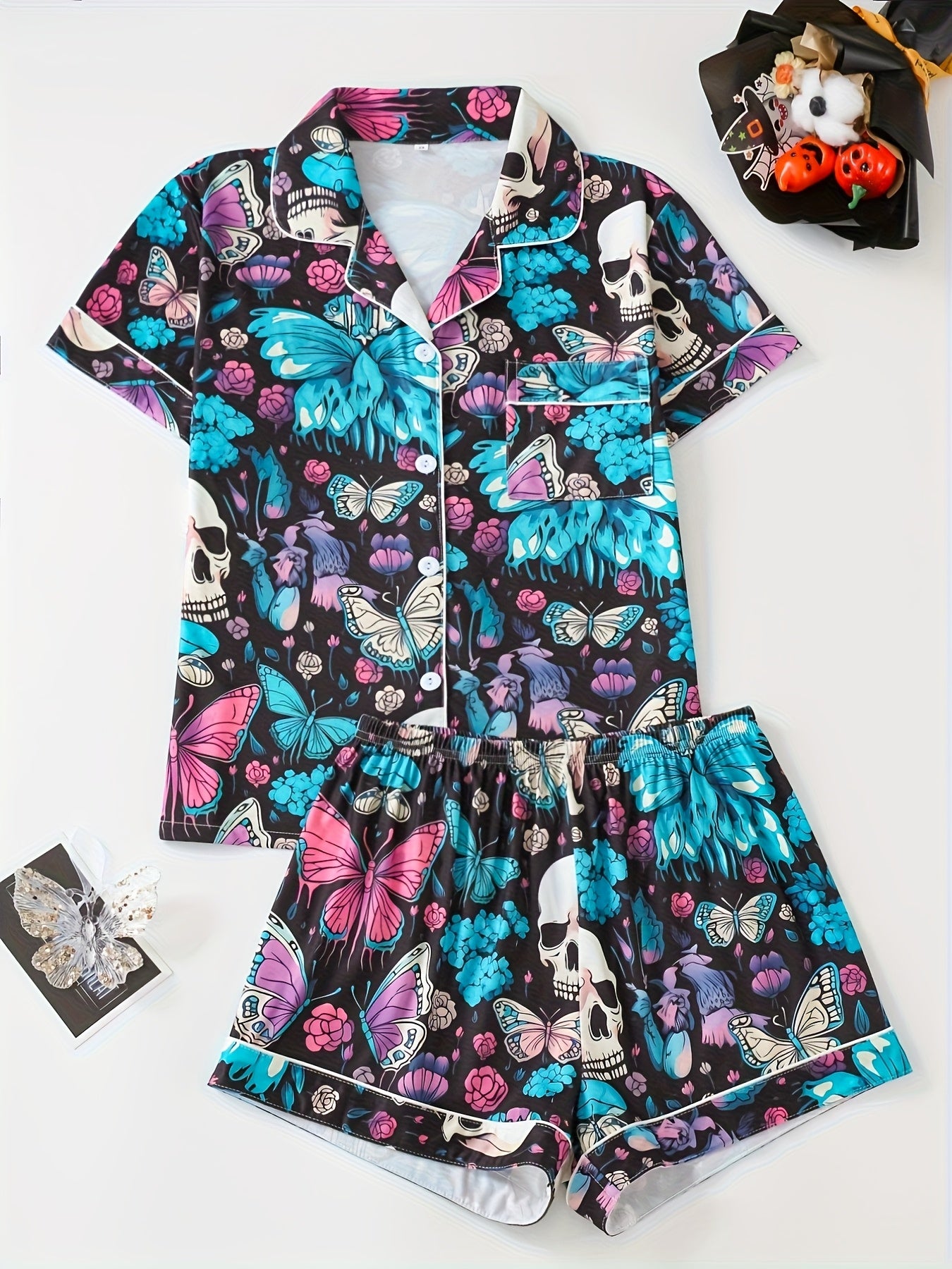 A Set of Women'S Pajamas Featuring a Halloween-Themed Print with Butterflies And Skulls, Including a Collared Short-Sleeve Top And Comfortable Elastic Shorts, an Elegant Pajama Set.