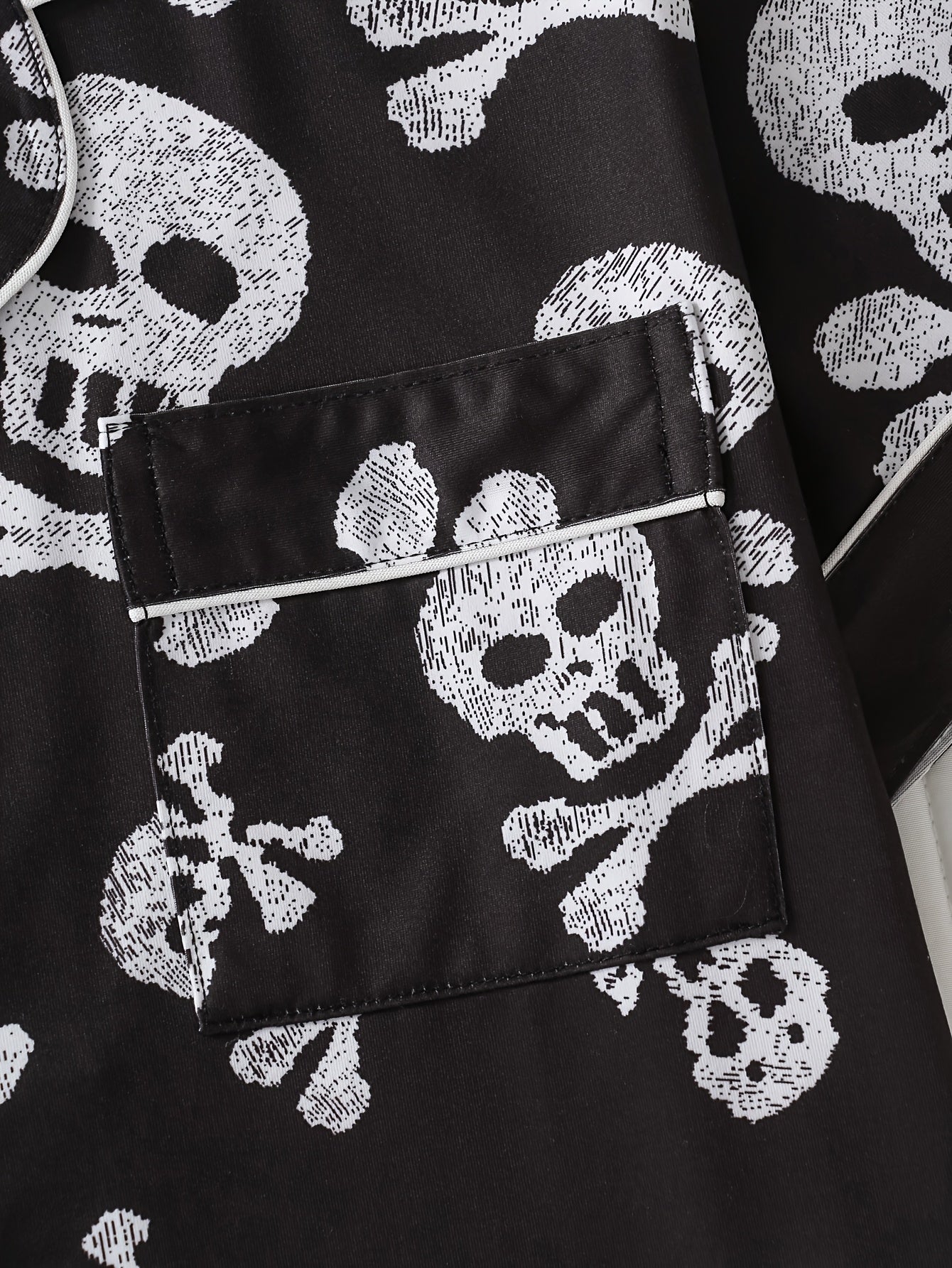 Two-Piece Skull Head Halloween Cartoon Pattern Women'S Pajamas, Turn- Collar Button Short Sleeve and Loose Comfortable Shorts, Elegant Women'S Pajama Set