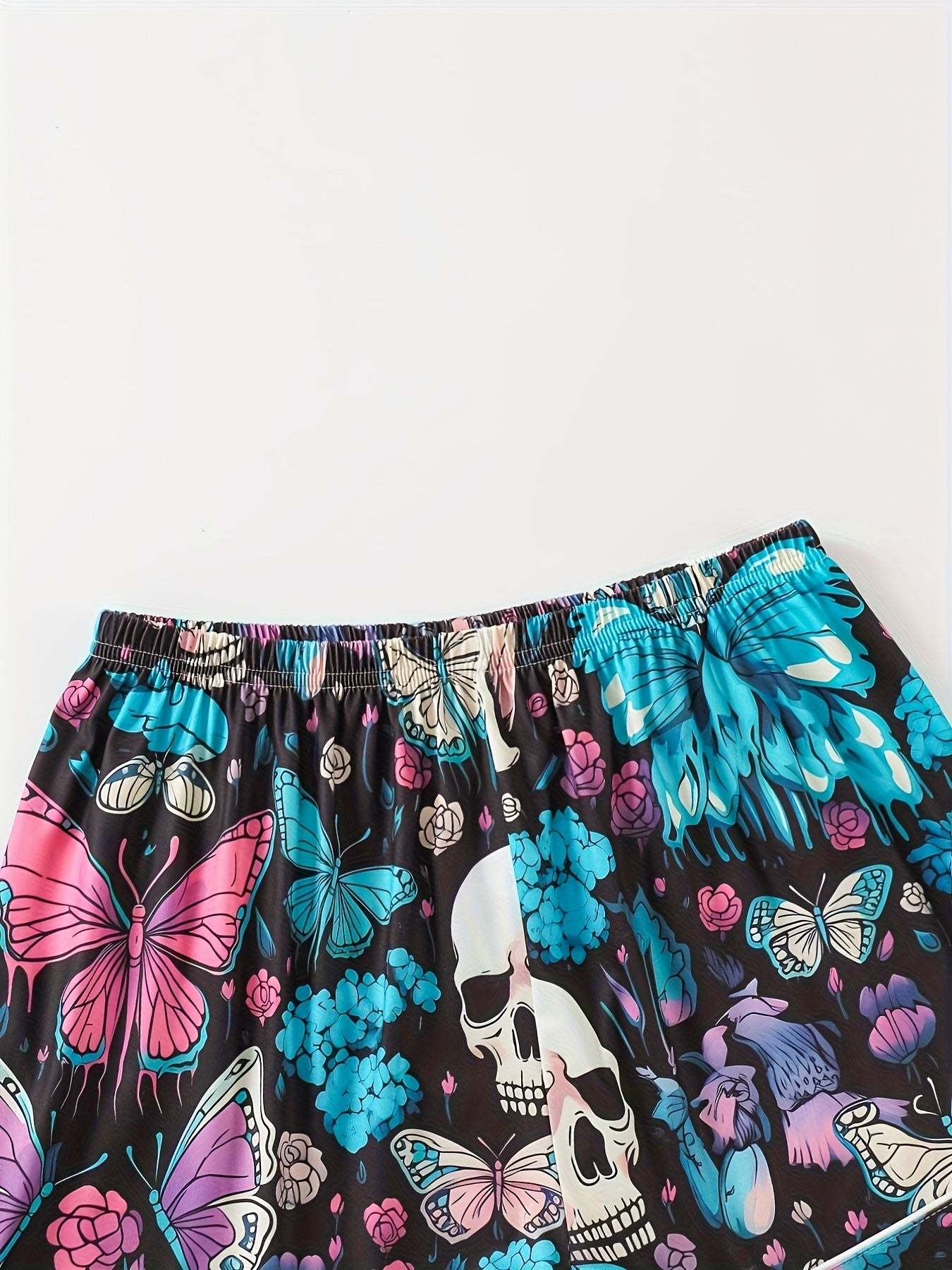 A Set of Women'S Pajamas Featuring a Halloween-Themed Print with Butterflies And Skulls, Including a Collared Short-Sleeve Top And Comfortable Elastic Shorts, an Elegant Pajama Set.