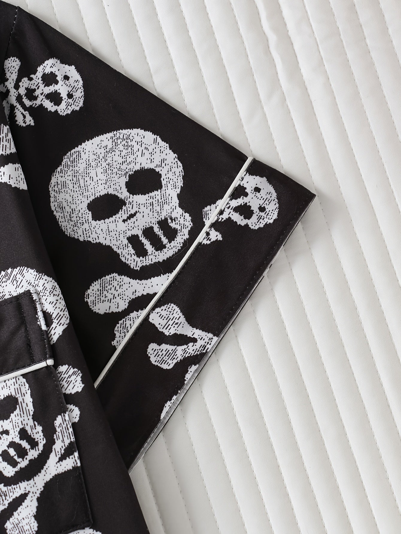 Two-Piece Skull Head Halloween Cartoon Pattern Women'S Pajamas, Turn- Collar Button Short Sleeve and Loose Comfortable Shorts, Elegant Women'S Pajama Set