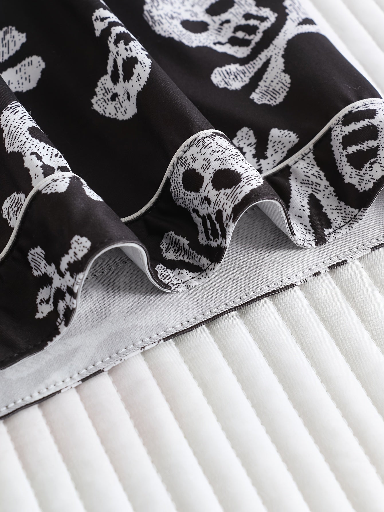 Two-Piece Skull Head Halloween Cartoon Pattern Women'S Pajamas, Turn- Collar Button Short Sleeve and Loose Comfortable Shorts, Elegant Women'S Pajama Set