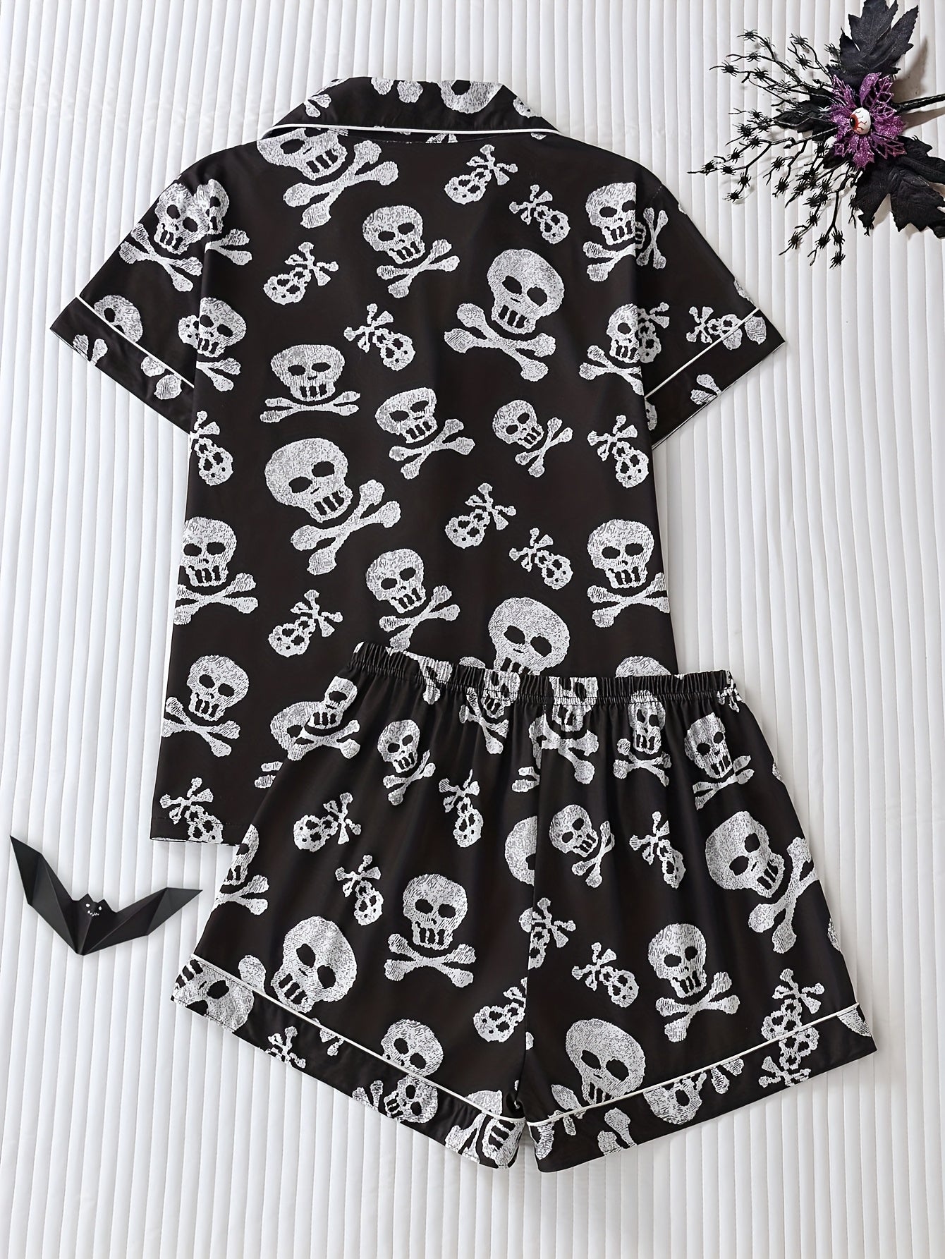 Two-Piece Skull Head Halloween Cartoon Pattern Women'S Pajamas, Turn- Collar Button Short Sleeve and Loose Comfortable Shorts, Elegant Women'S Pajama Set