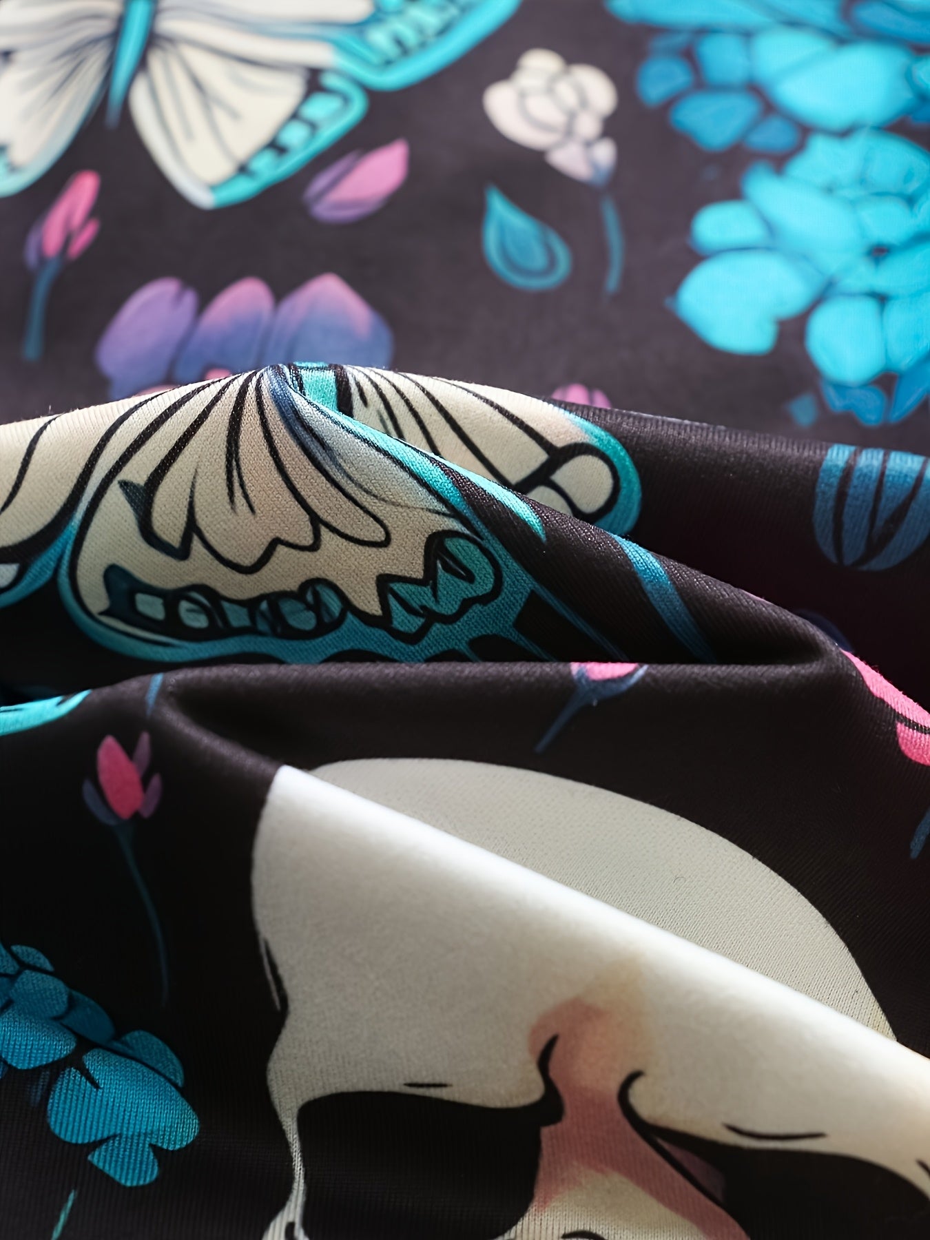 A Set of Women'S Pajamas Featuring a Halloween-Themed Print with Butterflies And Skulls, Including a Collared Short-Sleeve Top And Comfortable Elastic Shorts, an Elegant Pajama Set.