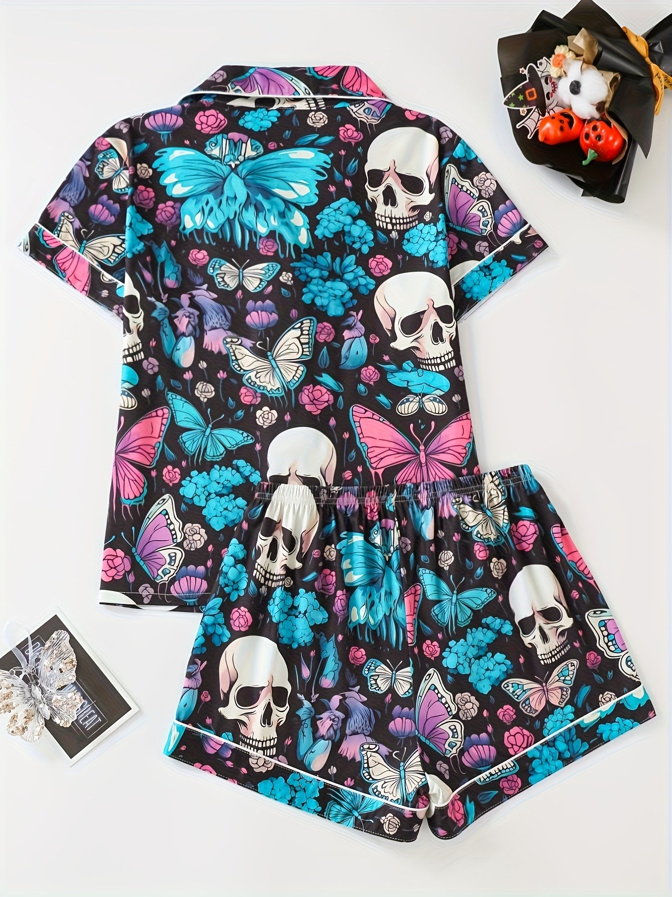 A Set of Women'S Pajamas Featuring a Halloween-Themed Print with Butterflies And Skulls, Including a Collared Short-Sleeve Top And Comfortable Elastic Shorts, an Elegant Pajama Set.