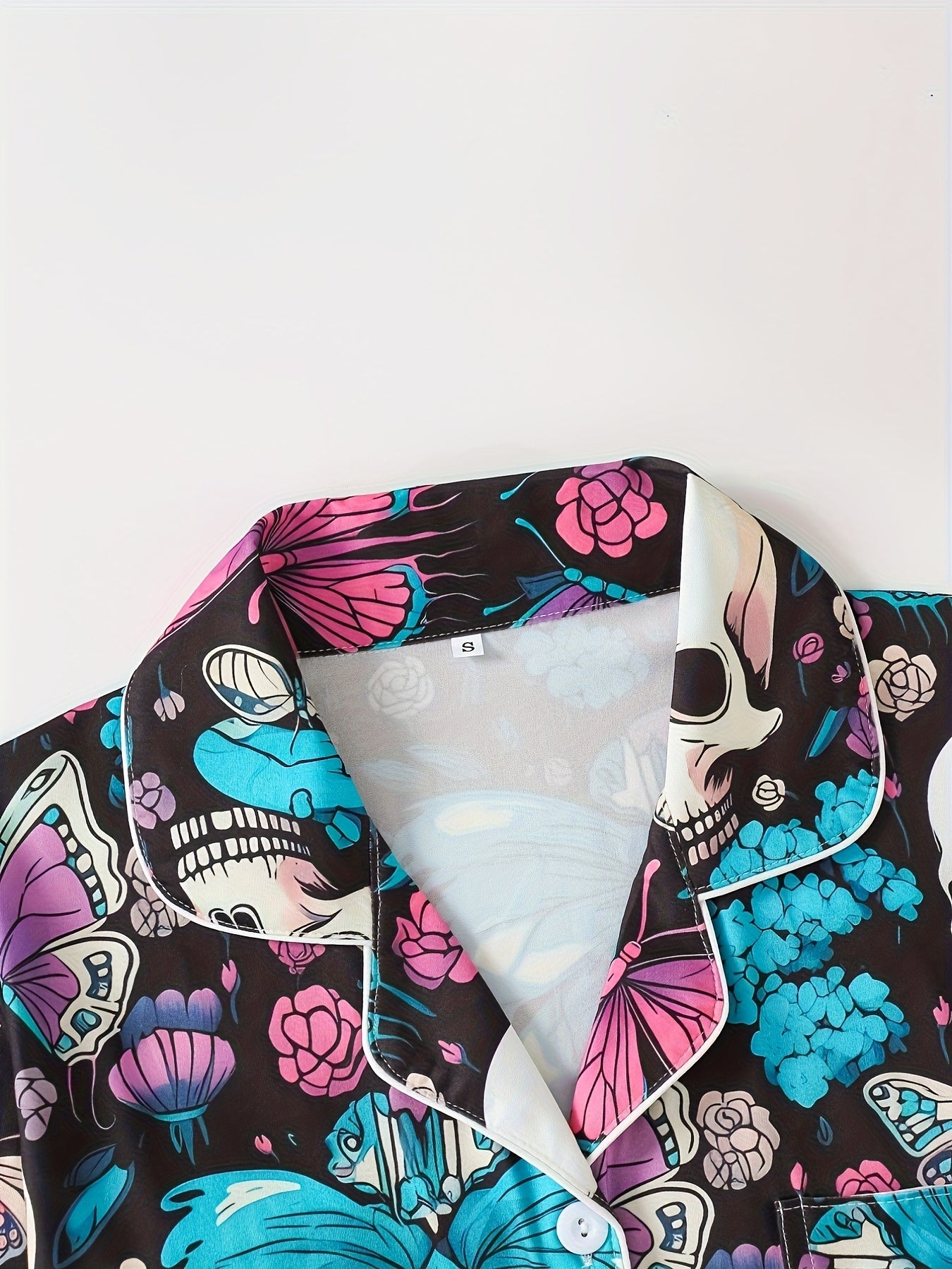 A Set of Women'S Pajamas Featuring a Halloween-Themed Print with Butterflies And Skulls, Including a Collared Short-Sleeve Top And Comfortable Elastic Shorts, an Elegant Pajama Set.