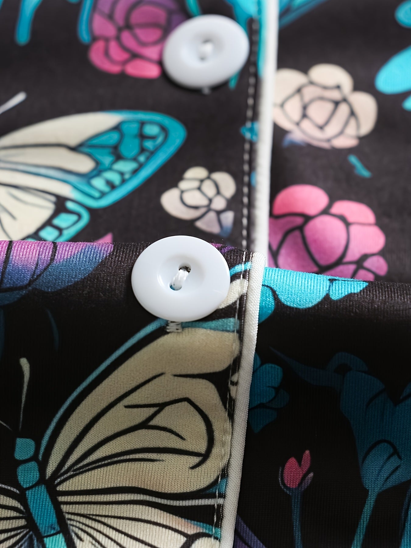A Set of Women'S Pajamas Featuring a Halloween-Themed Print with Butterflies And Skulls, Including a Collared Short-Sleeve Top And Comfortable Elastic Shorts, an Elegant Pajama Set.